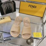 2024最新fendi芬迪系列水台拖鞋顶级上新啦 每年必备ff拖今年还加了新的水台系列，美到无法言喻绝好的穿着舒适感可是经典必备，各种风格搭配都hold的住！欢