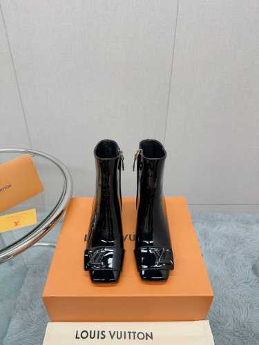 顶级品质Loui* Vuitte** 23新款粗跟饰扣短靴由柔软的羊皮制成，靴子的正面具有另一个标志性的细节：一个厚实的lv配件，指的是twist包的扣子 侧拉