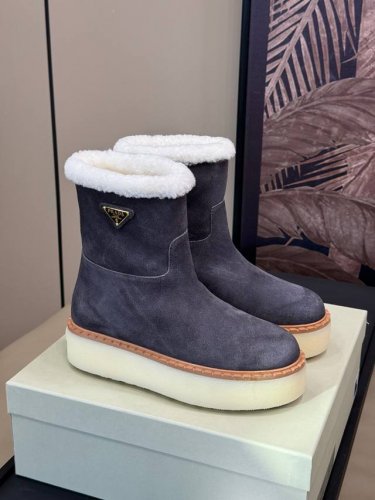 顶级版本出 Prada 普拉达24秋冬新款△三角标厚底靴 系带雪地靴 双色擦色牛绒真羊羔毛 真皮沿条 双色tpu大底 Size：35-39 40 41定做不退换