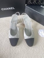 25Fw新款Chanel小香烫钻后空 Sling-back凉鞋平底 粗跟Sling-back于1957年问世，之后two-tone设计成为chane*经典之作最