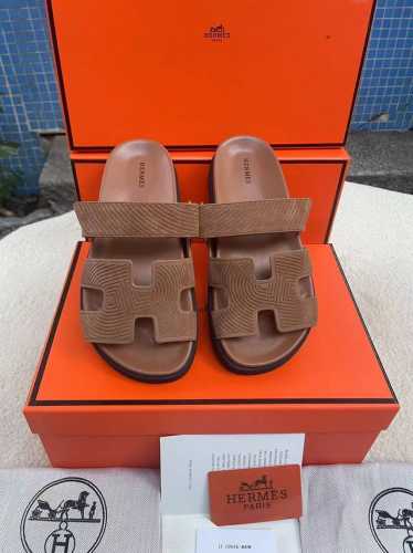 H家 Hermes 男女同款，最近火到不行的情侣款二舅鞋- 凉鞋,搭配各种彩色袜子，潮爆了 鞋面：进口混种羊皮.鹿皮 内里：进口混种羊皮 大底：Tpu防滑耐磨大