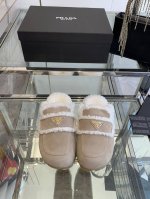 prada 普拉达24Ss秋冬季新款毛拖鞋 三角扣面包包头半拖鞋 最新走秀系列 经典升级 舒适度与时髦度并存 每个颜色搭配都好看，设计搭配不同风格需求 鞋面：原