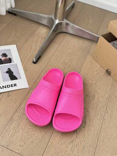 Balenciage 巴黎世家 Pool Crocs 合作款厚底拖相信我，一定是一双可以让你整个夏天焊死脚上的沙滩拖鞋宽体的鞋型，厚底增高4Cm，显高又显腿细，