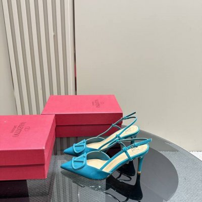 Valentin*华伦大v扣凉鞋，专柜最新系列 最高版本 V家这次出的水钻系列可以说是非常火爆了 抛弃了一贯的铆钉元素 化繁为简 更加精致耐看按正品1：1复制