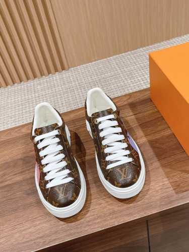 Louis Vuitton Time Out#系列休闲运动鞋经典融入路易威登 春夏时装秀的潮流元素。皮革塑造行李牌形状装饰，与当季皮具系列遥相呼应。柔软牛皮革压