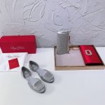 高品质 ！名媛款Roger vivier chips 经典之作RV中空钻扣真丝平底鞋原版购入1:1开模，细节超完美！质量欢迎对比！面料采用意大利进口100%真丝