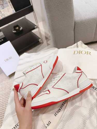 Dior家 one系列 小白鞋原版购入开发，采用原版白色牛皮革热压印花技术，立体感满满。 定制透气内里 舒适百搭 双色tpu大底，跟随原版。面料: 原版定制头层