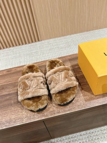 路易威登秋冬 平底羊毛拖鞋新品 超舒适的双带毛拖简约随性时髦有范，慵懒又不乏高级感，最舒适的拖鞋没有之一随意上脚都好看有型，绝绝子 Size：35-39 40