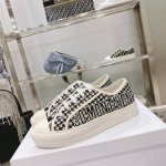 出厂： size：35-41 41码订做不退换 Dior迪奥 刺绣 系列. 图案系带平底休闲鞋