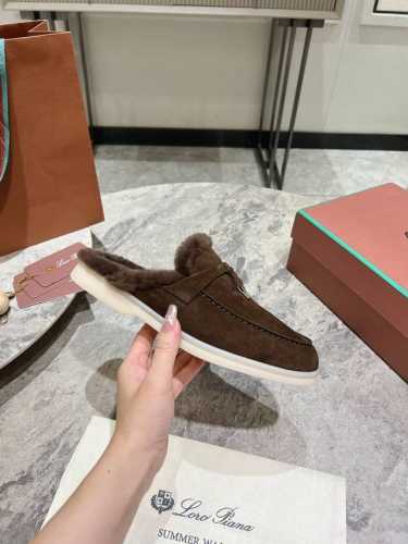 女 男10Loro Pian*经典爆款lp顶级版本 英伦流苏平底毛毛乐福鞋 原来这就是传说走两万步都不会累脚的乐福鞋这双乐福鞋把颜值和脚感都拿捏住了，上脚一走就