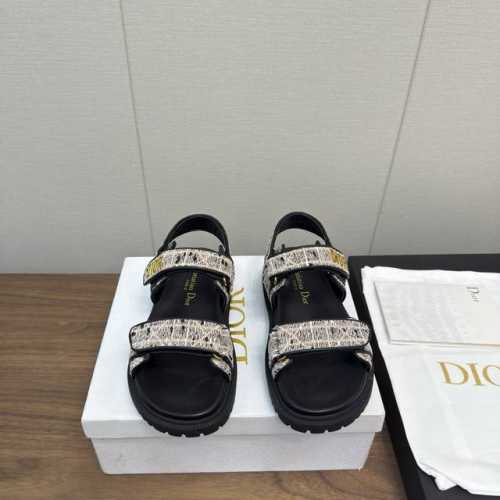 DIOR25 款 经典款 牛仔布 凉鞋 这款混种羊皮 DiorAct 凉鞋款式时尚。搭配贴合脚型的内底，采用格外轻盈、舒适的皮革制作。鞋面饰带采用魔术贴开合，搭