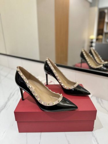 出厂价Pp： Valentino 华伦天奴铆钉 Vt经典单鞋，顶级复刻！侧身弧线完美，原版开模定制不生锈铆钉 特别有质感的五金衬托出满满的高级感，带给您正品级的