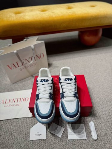 最新走秀款valentino华伦 “情侣限定系列休闲运动情侣款 颜值担当 上脚帅炸，每个颜色都是巨巨巨好看！潮人必备单品 原版订制进口牛皮+压纹粒面小牛皮，所有