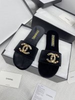 330代购级Chanel~~香奈儿2025春夏季最新款双C平底一字拖鞋 小香风爆款夹趾人字拖鞋~~无法抗拒的可爱小双C水钻金属Logo点缀，加上毛绒绒的绒布面料