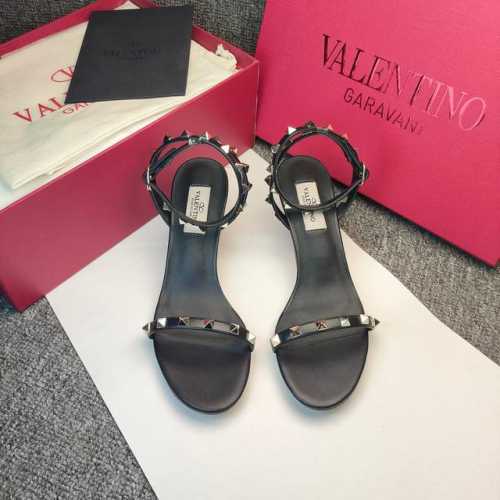 橙子出厂价 Valentino 华伦天奴 铆钉一字带高跟凉鞋 细跟凉鞋 跟高：7Cm 码数：34-42