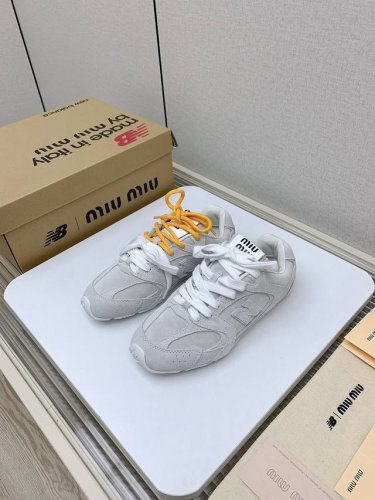出厂磨砂皮 皮面 高版本 Miumiu X New Balance 联名款nb运动鞋 Miu Miu 缪缪大秀上爆出的这双与new Balance 新百伦联名款