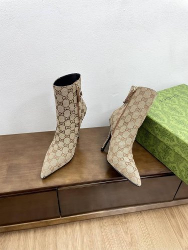 顶级版本gucci 秋冬新款尖头高跟侧拉链短靴 原版一比一开发，精心调制的鞋楦，面料采用原版质感.进口牛皮其羊皮.配原板电渡五金gg扣 细腻到无可挑剔！ 羊皮：