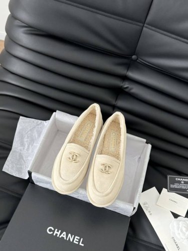 Chanel 24K秋冬新款毛茸茸乐福鞋 泰迪毛毛鞋 很舒服诶 美拉德棕色还是很适合秋冬的～ 鞋面麂皮 内里皮毛一体 真皮大底 Size:35-39 其他码数定