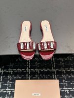 Miu Miu2025*新款平底凉拖乖巧减龄 上脚显腿长又高级 舒适度也做到完美 日常穿着超级合适 穿脱方便 超级哇塞鞋面:牛漆皮内里垫脚羊皮真皮大底码数:35