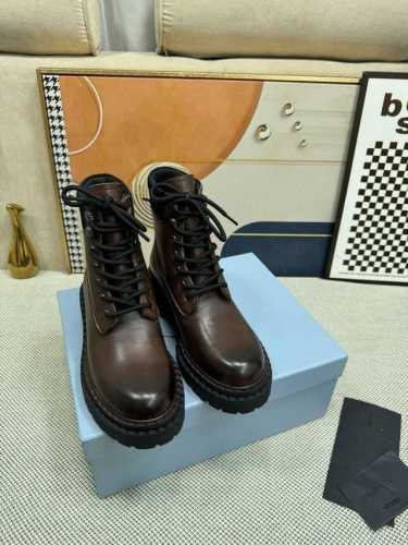 顶级版本 Prada 普拉达新款 秋冬新品 松糕厚底复古擦色做旧马丁短靴 秋冬t台走秀主推款！ 复古带点贵气的感觉， 上脚非常完美 超级百搭！ 优雅大方 让你领