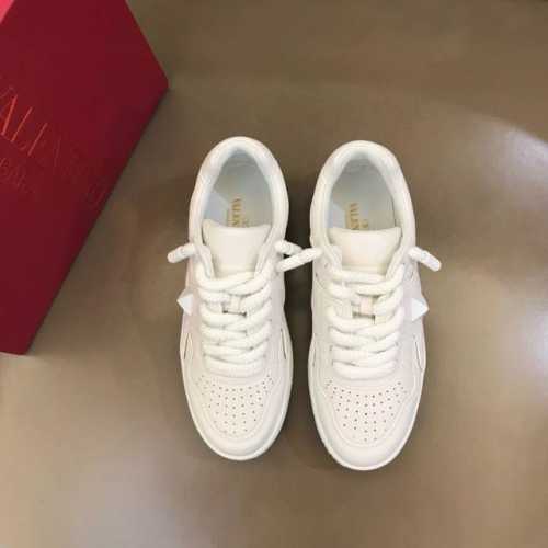 工厂价: Valentin* 华伦天 *One Stud系列厚底增高运动鞋，简约明快构造清爽新潮穿搭！衍缝格纹与超大铆钉，打造瞩目朋克风格，考究皮质构塑和简洁轮