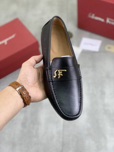 工厂价 实价 水染猪里 Salvatore Ferragamo 菲拉格慕 男士最新款休闲豆豆鞋！专柜同步上市！面料采用专用进口原版小牛皮，内里采用进口水染猪皮，