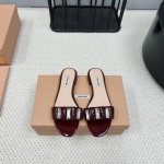 出厂： 独家顶级版本 缪缪miumiu2025vs春夏新款拖鞋系列 专柜主打最新款 休闲小白鞋硬货上新 代购级别！高级感十足！国内外博主刷爆的一款，复古又时髦
