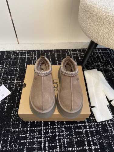 代购级 搭配袜子 Ugg Fw22 New Arrival～ Ugg 秋冬厚底民族风拖鞋新色 说到ugg大家都会想起就死皮毛一体经典款一定不陌生，但是ugg其它