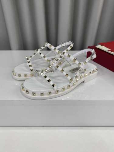 冲量价: Valentino华伦天努 春夏新品竹笼铆钉凉鞋 王室贵族的钟爱，雍容华贵，气质高雅，满身的铆钉点亮整体造型。 夏天穿这款鞋子真的绝美女孩子真的无法抵