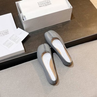 Maisonmargiela 马丁 马吉拉，金典款分趾单鞋. 半托. 上脚舒适 .个性十足。面料采用顶级植柔羊皮，内里垫脚均为羊皮。颜色；黑色、白色、杏色、红色