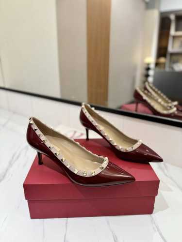 出厂价Pp： Valentino 华伦天奴铆钉 Vt经典单鞋，顶级复刻！侧身弧线完美，原版开模定制不生锈铆钉 特别有质感的五金衬托出满满的高级感，带给您正品级的