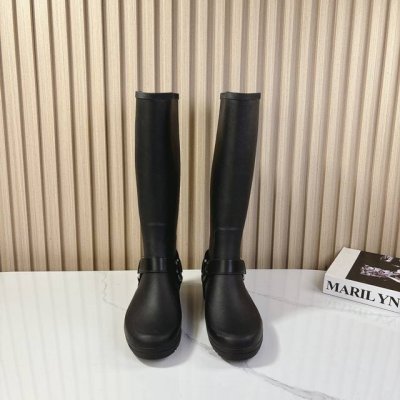 Ss秋冬新款celine雨靴入手一款本季颜值爆表雨靴，国内专柜个位数限量，不是vic完全是拿不到的，我真是太幸运了，真是大爱这雨靴，我太喜欢了，上脚软软糯糯，太