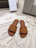 Dior迪奥24 春夏新款平底拖鞋年度最佳拖鞋 仙仙的极致魅力 从不让人失望的dior 一眼爱上，夏天一定要拥有的凉鞋 真皮大底 size:35-40