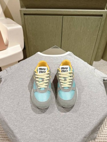 情侣款350 男10 | 224 Miumiu 缪缪新款德迅鞋~ 颜值担当火爆款做旧脏脏鞋 不得不入的一款～做旧时尚，简约高级 随意搭配上脚非常舒适，年度必入款