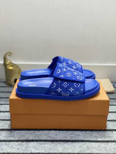 Loui* Vuitto* 顶级原单 实价 Size：38-44 45定制 Th 路易威登~奢品拖鞋，路易威登新款拖鞋火爆上市，凹凸花型看上去很软糯超级百搭。鞋
