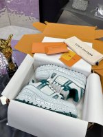 工厂价： 工艺款 慢工出细活 手工制作 情侣款 胖丁系列 原版开发 品质出货 欢迎对比 Lv板鞋系列 Lv Trainer Maxi运动鞋将成衣系列的宽松廓形引