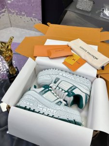 工厂价： 工艺款 慢工出细活 手工制作 情侣款 胖丁系列 原版开发 品质出货 欢迎对比 Lv板鞋系列 Lv Trainer Maxi运动鞋将成衣系列的宽松廓形引