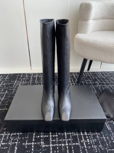代购级 Jil Sander 吉尔.桑达 24Ss 经典秋冬火爆方头长靴 极简主义的设计风格无疑又是个百搭款 完全可以承包你秋冬所有衣服的搭配 上脚即显瘦又高级