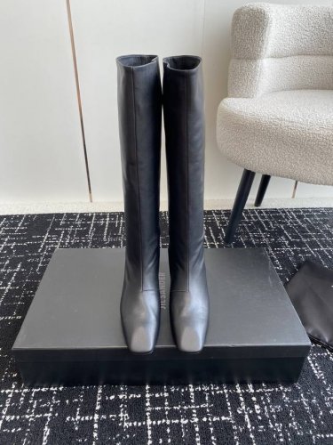 代购级 Jil Sander 吉尔.桑达 24Ss 经典秋冬火爆方头长靴 极简主义的设计风格无疑又是个百搭款 完全可以承包你秋冬所有衣服的搭配 上脚即显瘦又高级