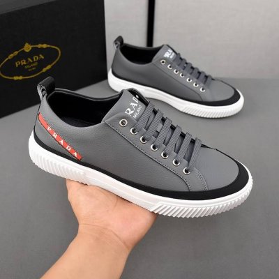 普拉达 Prada 。引爆全场！不断创新的国际品牌 此款男士休闲鞋，原版版本，专柜一比一牛皮材质，皮垫脚橡胶防滑大底，透气舒适以质量说话38-44