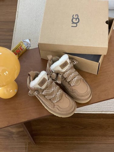 正码 Ugg｜最新 低帮梅尔休闲鞋 鞋面设计，再生弹道帆布网纱、采用优质翻毛皮鞋面，双色扁平鞋带。 鞋内里材质，采用隆丰羊皮毛一体。毛茸内里，保暖锁热。 鞋底材