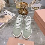 出厂 Miu Mi* 2024新款人气超高的运动鞋低调简约的设计拥有了不受限的百搭，任何穿搭配上一双白鞋都能显得那样的自然清新不遗余力的率性感，谁穿谁好看的小白