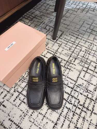 代购级平底 粗跟 Miu Miu 24ss秋冬季 布洛克乐福鞋 这款布洛克鞋线条简约设计经典，饰以Miu Miu徽标搭扣等金属细节。鞋面采用了进口 胎牛皮 羊皮