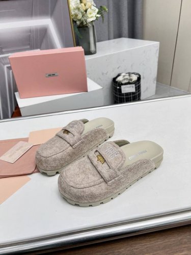 高品质出品 金币半拖鞋高级感十足，一瞬间就成了miumiu的史诗级款式，鞋面中间嵌入“金币”复古又时髦，藏起来这种可爱小心思又甜又酷，鞋型圆润秀气，一点也不笨重