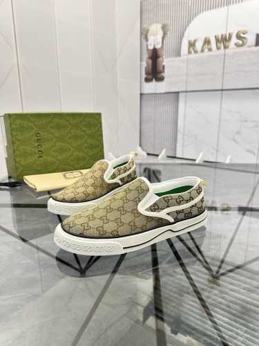 售 价: ￥ 商品商标：Gucci* 古驰* 一脚蹬正码码数: 38-44 可订做45.46. 商品材料：鞋面专柜原版材料，透气内里，原版大底。编 号：661