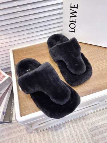 冲量价: Loewe｜罗意威新款柔软羔羊毛夹角拖鞋 夹脚毛拖鞋可谓非常少有，创新别样，垫脚lorwe字母羊毛造型很别致呀；还原原版做法，舒适度漏眼可见！一体羊羔