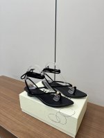 orinous｜Languid Leisure时尚夹脚罗马风凉鞋 P380 烘焙棕色给予的片刻暖意与随性缠绕的绑带相互点缀夹趾的露肤体验跃入夏日清凉，全然演绎着