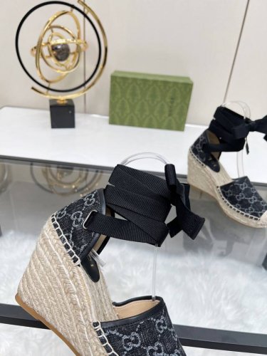 冲量价: Gucci 古奇坡跟渔夫凉鞋 厚底草编 高端品质 面料：双g面料电绣 内里：混种羊皮里 码数：35～42 颜色：黑灰色 各位新老客户图片已经更新请转图