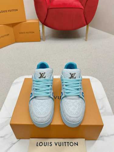 LV TRAINER 运动鞋这个版本的LV Trainer运动鞋是一种拼布的Monogram牛仔布，在颜色和尺度上都有一种翻新的效果。这种标志性的风格，最初是由