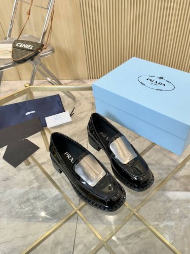 Prada新款春夏女装｜美的一塌糊涂 号外！号外！Anita随后会陆续不断的更新Ss25最新走秀款，新颖的Logo作为灵魂伴侣。 趣味十足～秉承着引领潮流的风向